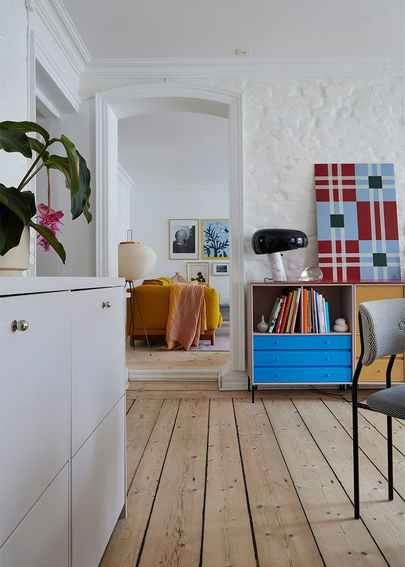 Mélanger les objets et le mobilier design pour cet appartement scandinave