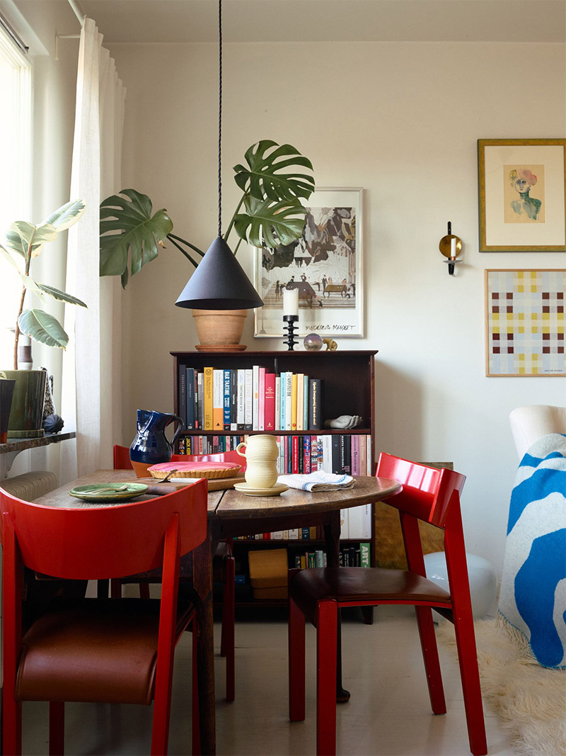 Des chaises rouge vif pour un appartement scandinave