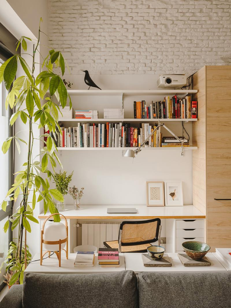 Un bureau hygge, placé dans le salon dans ce loft à Madrid Un bureau hygge, placé dans le salon dans ce loft à Madrid