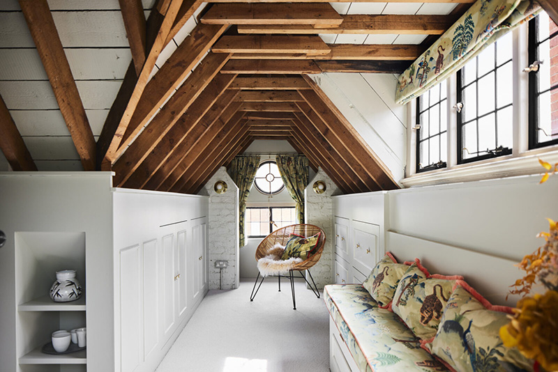 Une chambre aménagée dans les combles à la décoration "cabanon de plage"