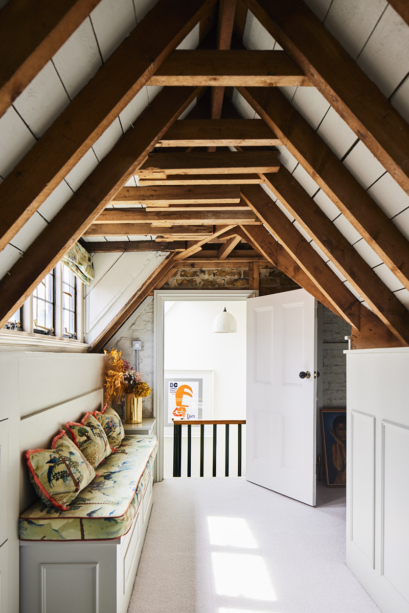 Une chambre aménagée dans les combles à la décoration "cabanon de plage"