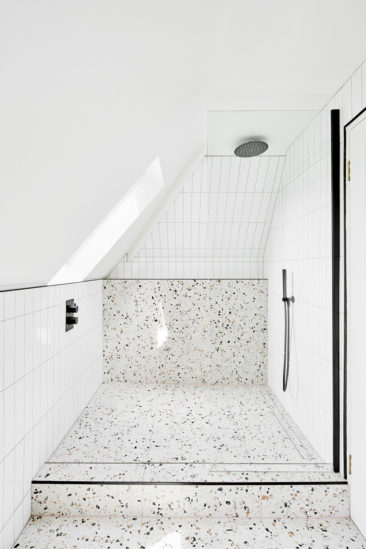 Une salle de bains Pop avec du carrelage terrazo