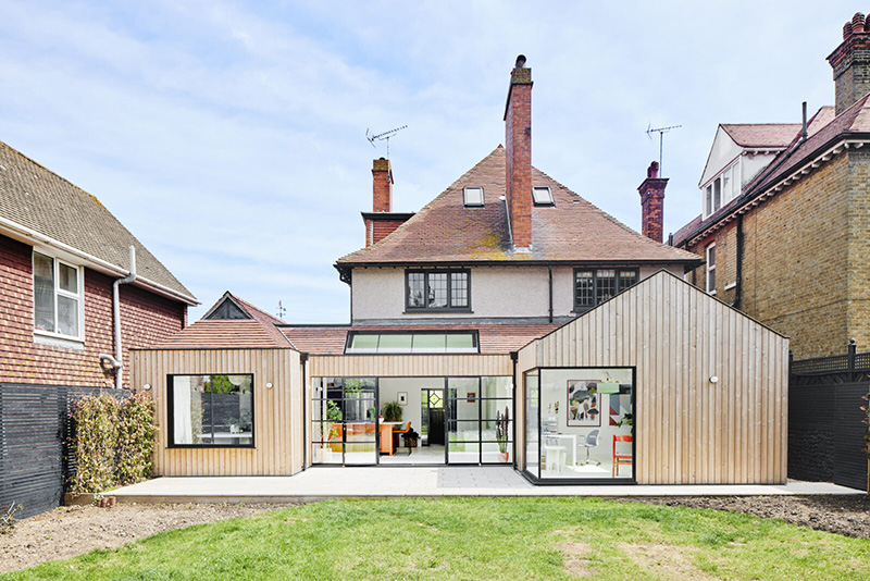 Une extension en bois, rajoutée à une maison édouardienne