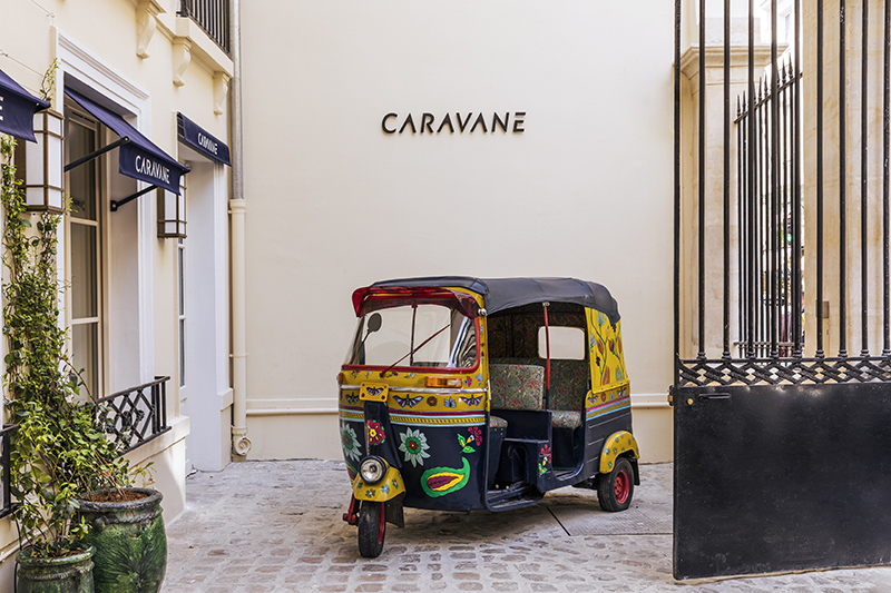 Showroom Caravane, rue Jacob à Paris avec son tuk-tuk indien