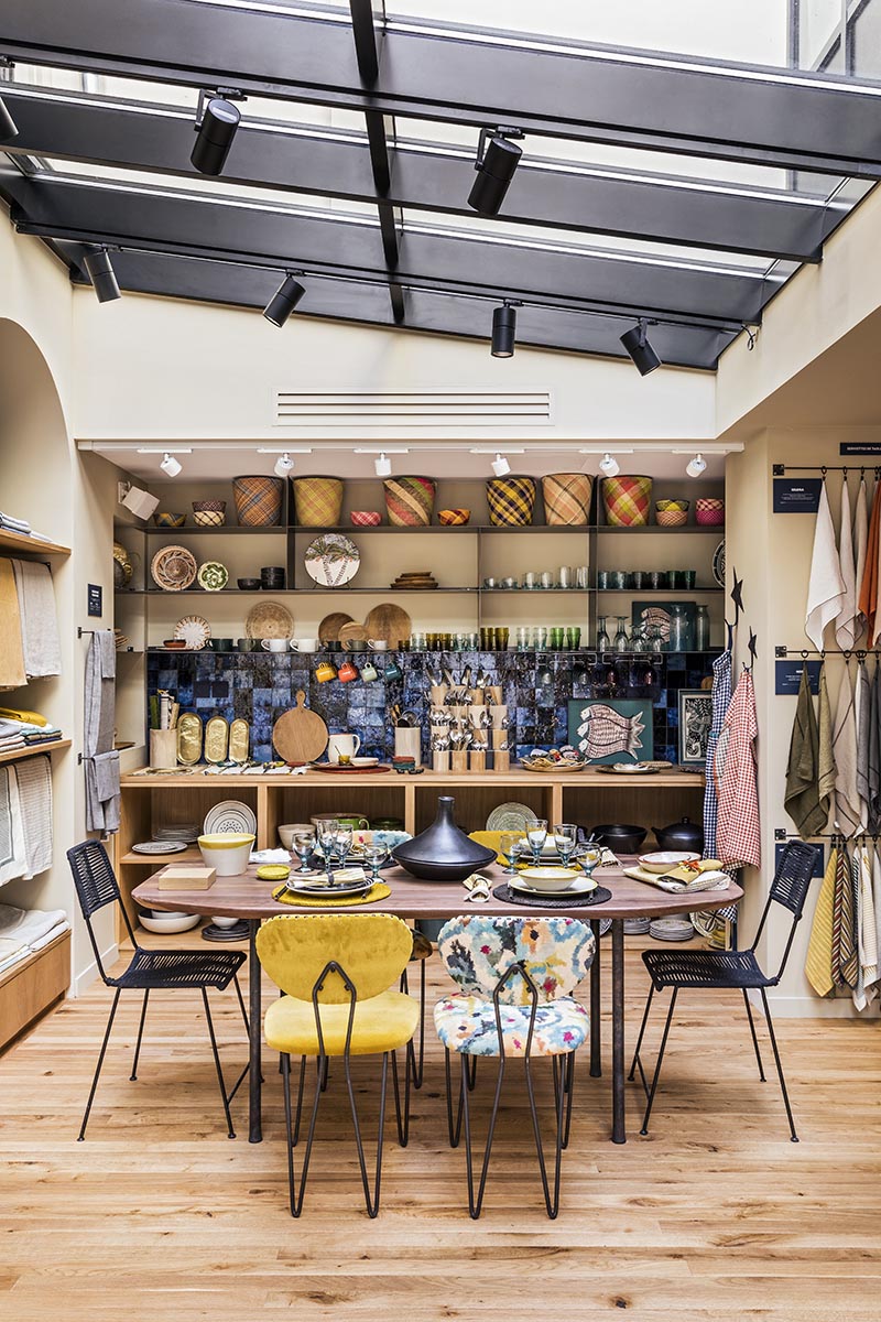 Showroom Caravane, rue Jacob à Paris - Le coin repas, installé sous la verrière