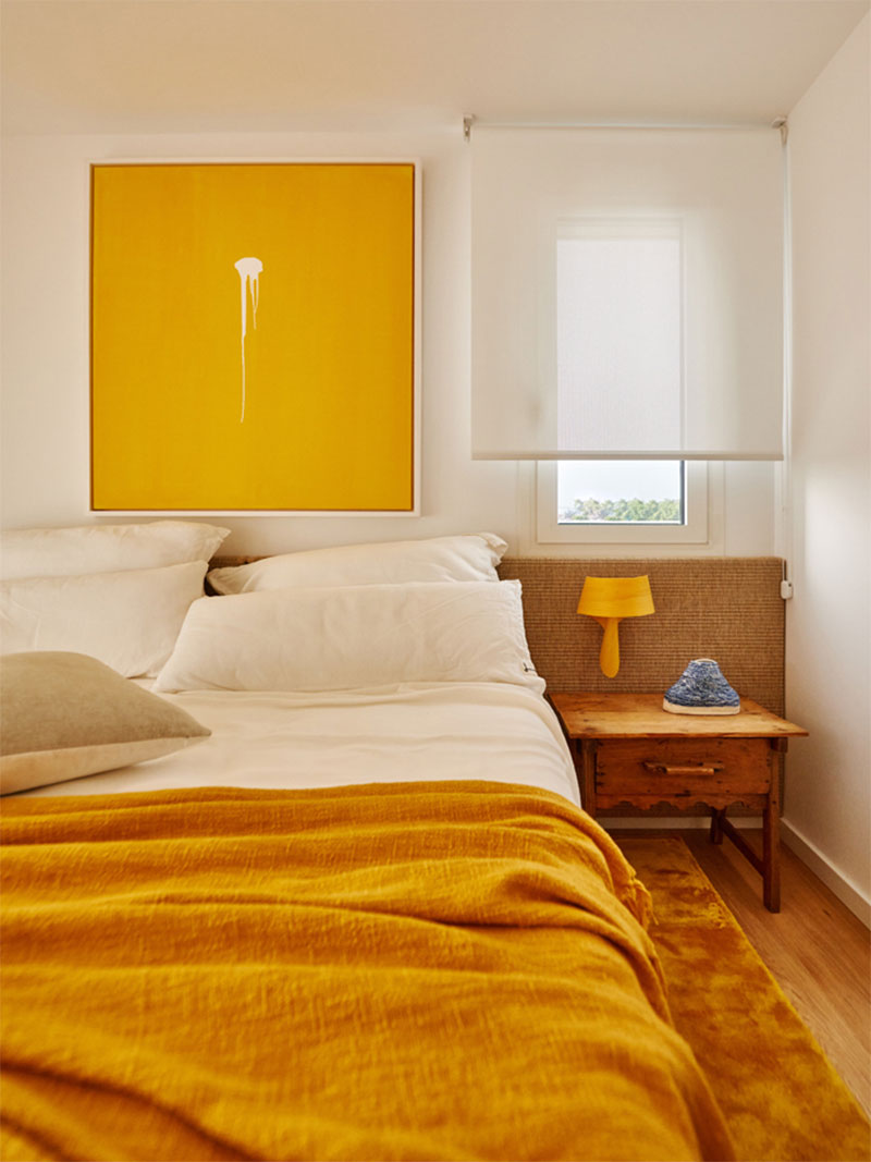 Une chambre jaune et blanc cassé par Alex March studio - Projet : Ático en Barcelona