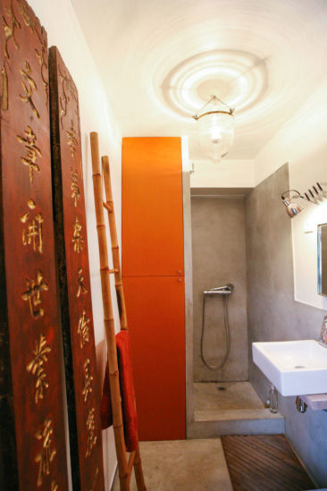 Une salle de bains décorée avec des objets chinés