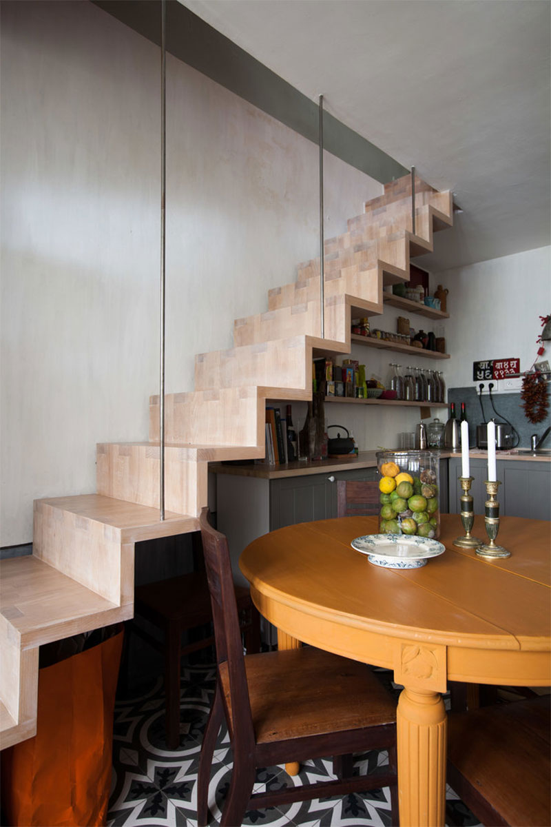 Un escalier suspendu en bois pour ce petit espace