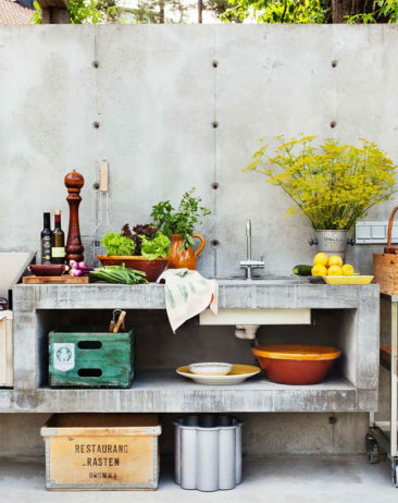 Une cuisine extérieure en béton brut