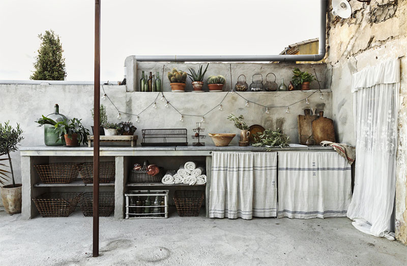 Une cuisine extérieure en béton brute à la villa La Belle Vue
