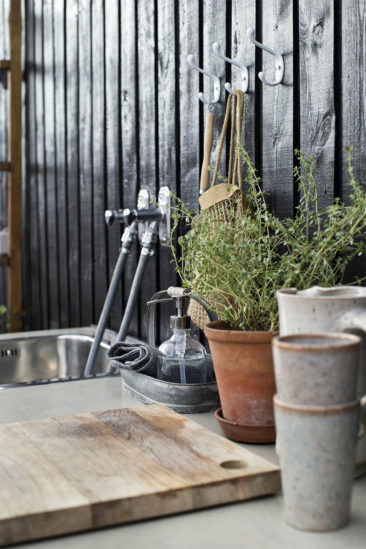 Une cuisine en bois aménagée à l'extérieur en Suède