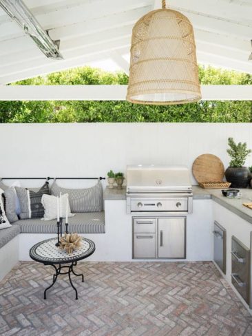 Un aménagement extérieure de luxe avec cuisine et salon par Molly Wood Garden Design