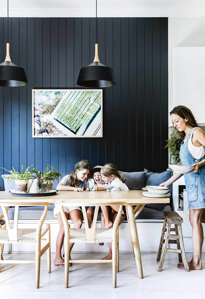 Un style maison de plage avec un mur en lambris noir