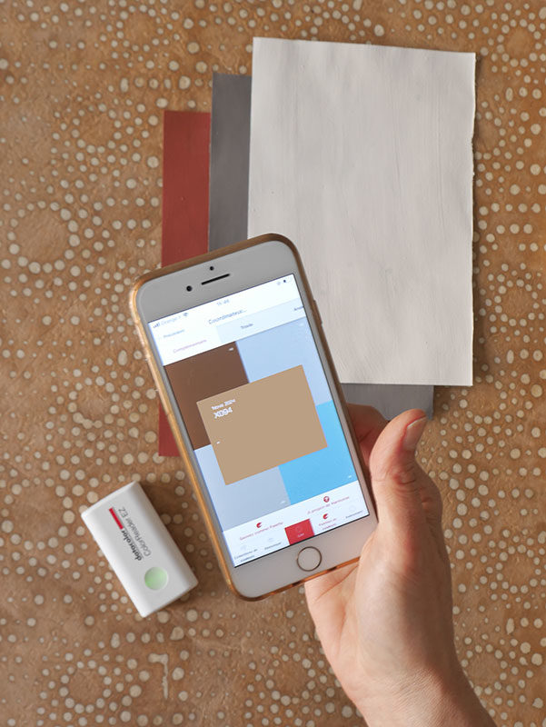 ColorReader EZ un lecteur connecté à votre téléphone mobile qui vous permet de trouver les complémentaires d'une teinte