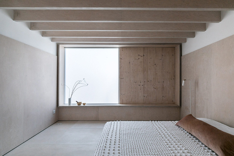 Une chambre minimaliste dans un style japonisant