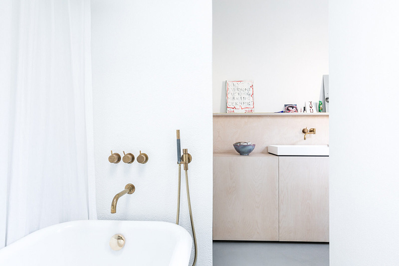 Une salle de bains minimaliste