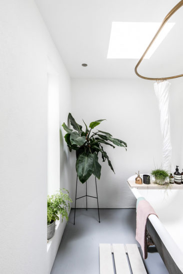 Une salle de bains minimaliste