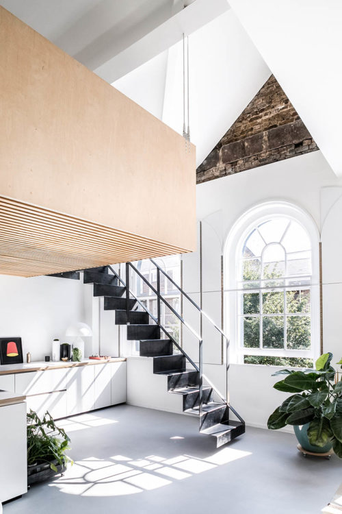 Un loft lumineux et design dans une ancienne chapelle - Turbulences Déco