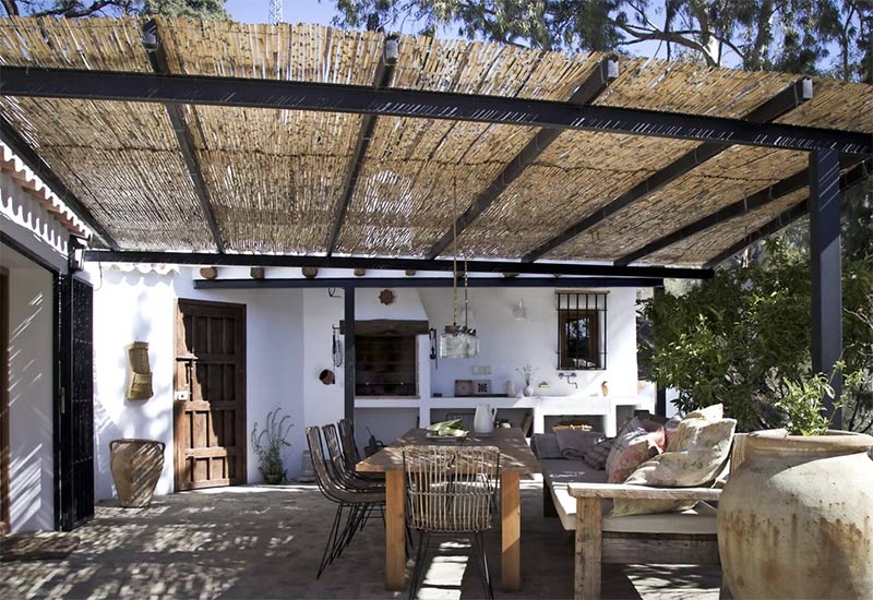 Une cuisine extérieur en béton ciré blanc pour une finca en Espagne