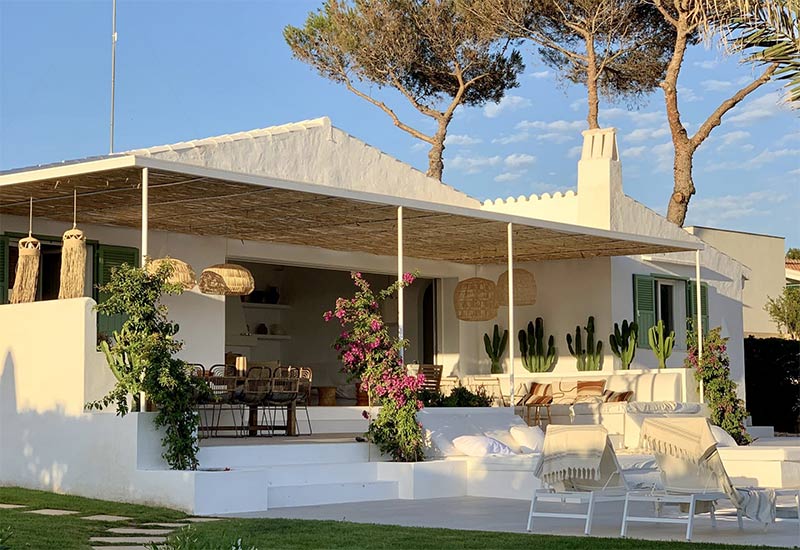 Une cuisine extérieure en béton ciré blanc pour une maison d'été contemporaine à Majorque