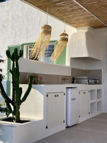 Une cuisine extérieure en béton ciré blanc pour une maison d'été contemporaine à Majorque