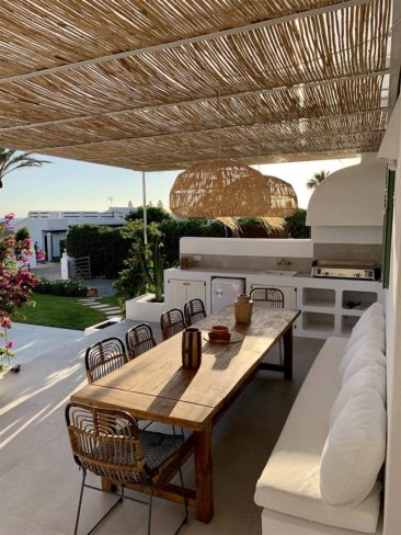 Une cuisine extérieure en béton ciré blanc pour une maison d'été contemporaine à Majorque