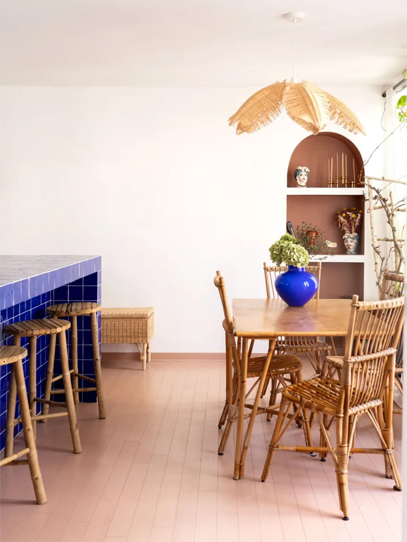Un appartement à Paris qui rappelle les décors de maison de vacances dans le sud de la France Un appartement à Paris qui rappelle les décors de maison de vacances dans le sud de la France entre bleu outremer, zellige, chaises en rotin et suspension palmier
