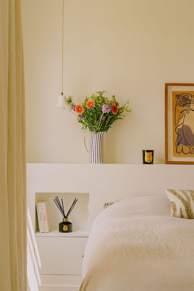 Chambre lumineuse à Paris, avec un air de maison de vacances du sud Chambre lumineuse à Paris, avec un air de maison de vacances du sud, entre épure en blanc cassé et jolis détails