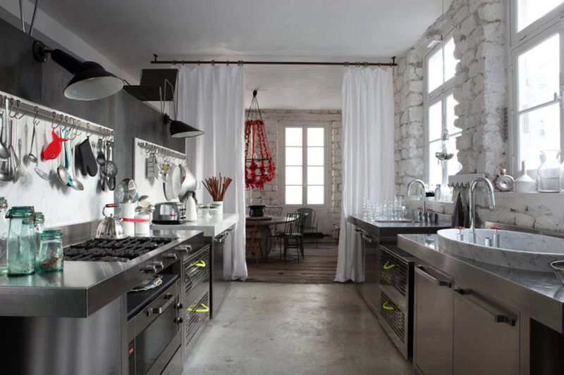 La cuisine en inox et béton ciré aux airs de vacances de Paola Navone La cuisine en inox et béton ciré aux airs de vacances de Paola Navone