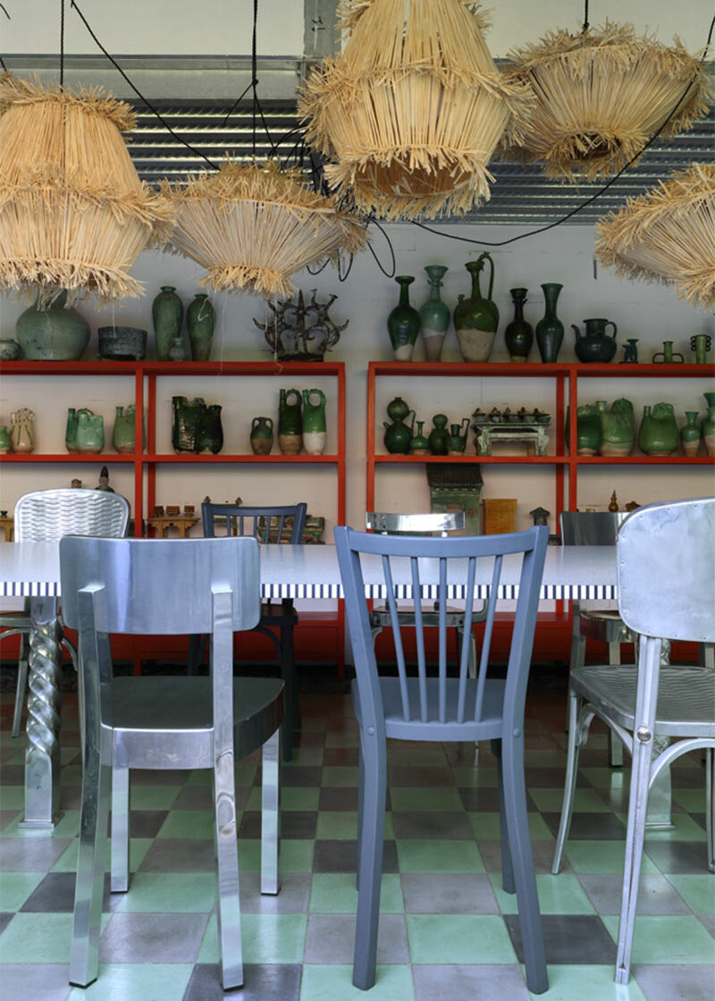 Le loft de Paola Navone, prêtresse de la déco "esprit vacances", à Milan Le loft de Paola Navone, prêtresse de la déco "esprit vacances", à Milan