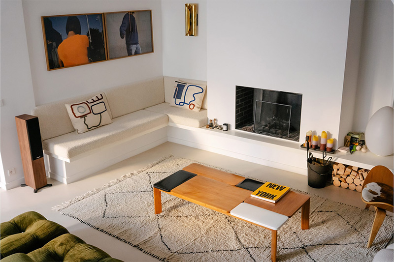 Un salon au cœur de Paris, aux allures de maison de vacances Un salon au cœur de Paris, aux allures de maison de vacances avec sa banquette maçonnée et son tapis berbère