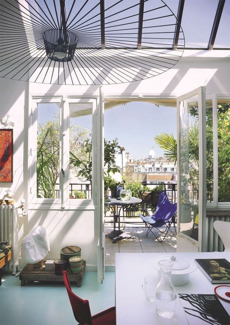 Un duplex sous les toits de Paris, avec une décoration indoor / outdoor Un duplex sous les toits de Paris, avec une décoration indoor / outdoor