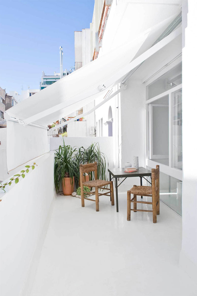 Store banne blanc pour une terrasse d'appartement blanche // Design intérieur : Colombo and Serboli Architecture