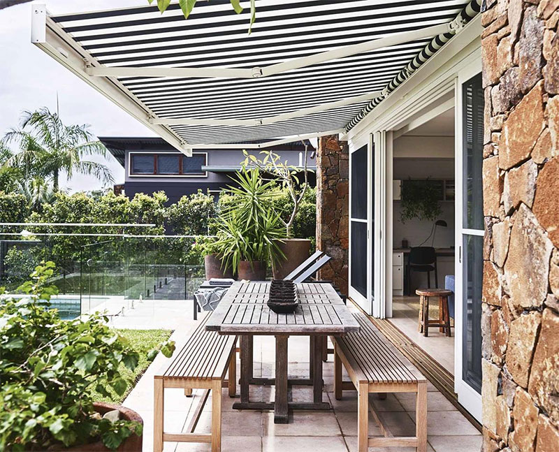 Un store bleu et blanc pour une maison à Byron Bay 