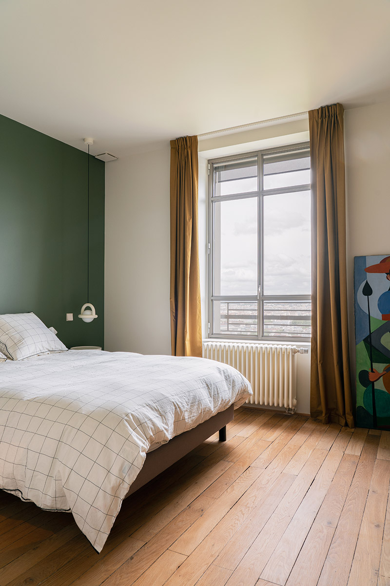 Atelier Dito - Une chambre d'amis avec son mur vert