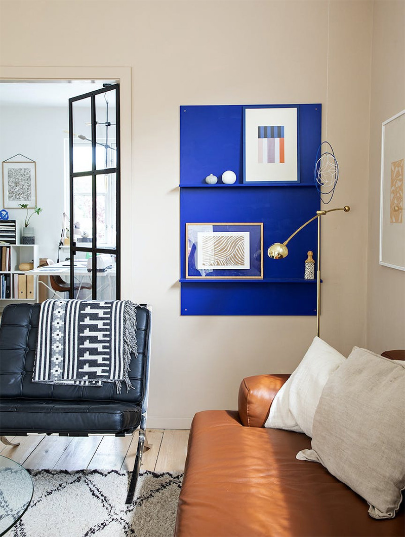 Une étagère souligné en bleu Klein comme un cadre dans la pièce