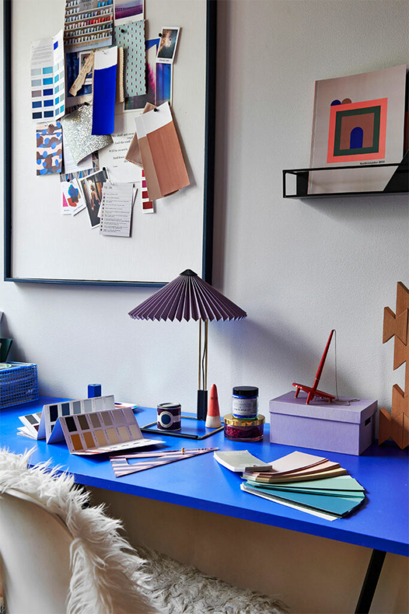 Le plateau de bureau bleu outremer de la coloriste Sara Guarantee à Stockholm