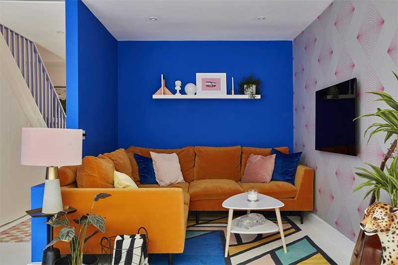 Un mur bleu Klein pour délimiter le coin salon