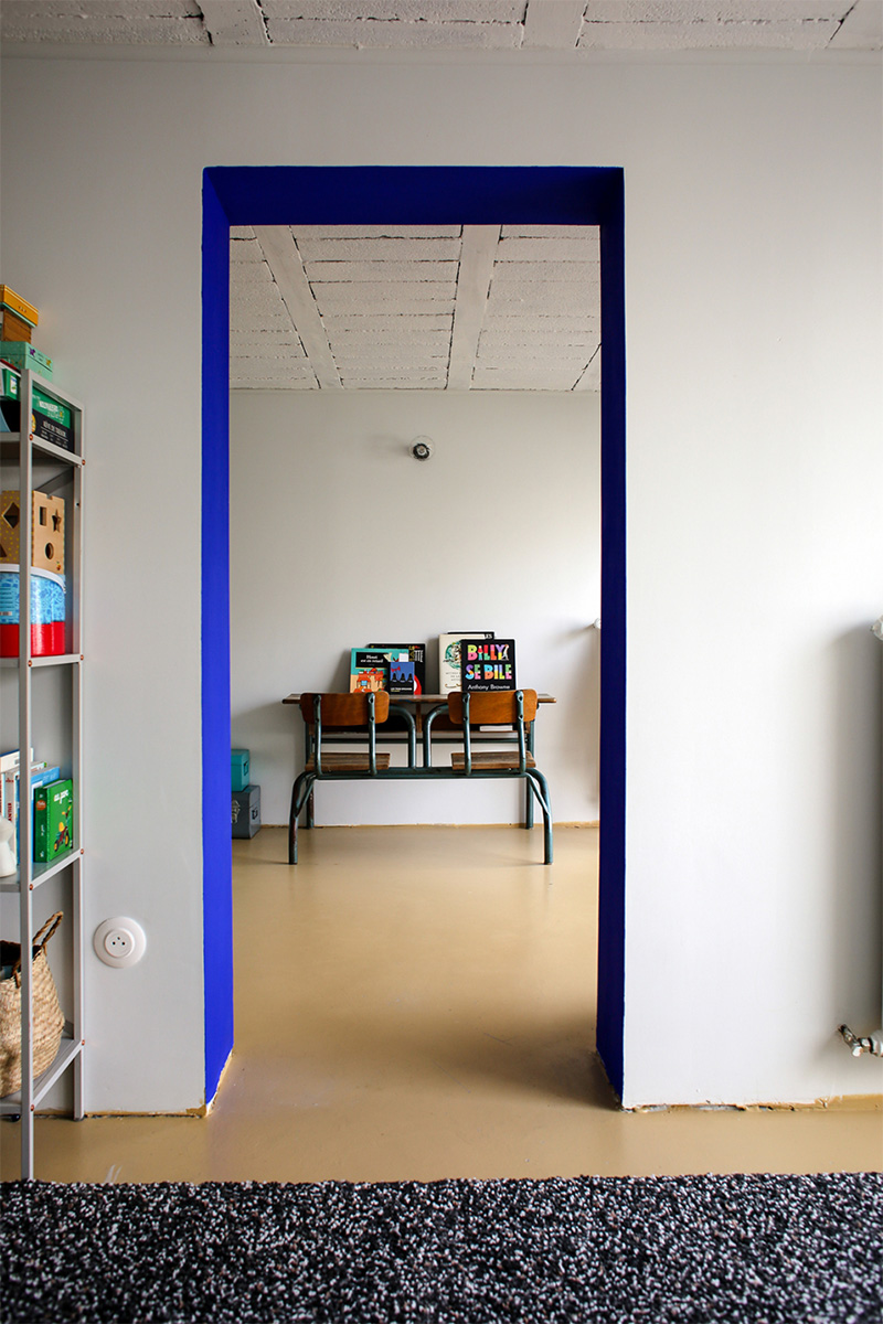 Un cadre de porte souligné d'un beau bleu électrique par l'architecte d'intérieur Céline Hervé