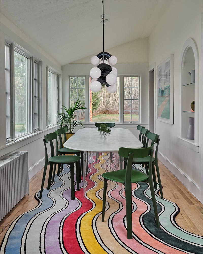 Le tapis arc en ciel de Pieces Homes dans leur airbnb Kennebunk house