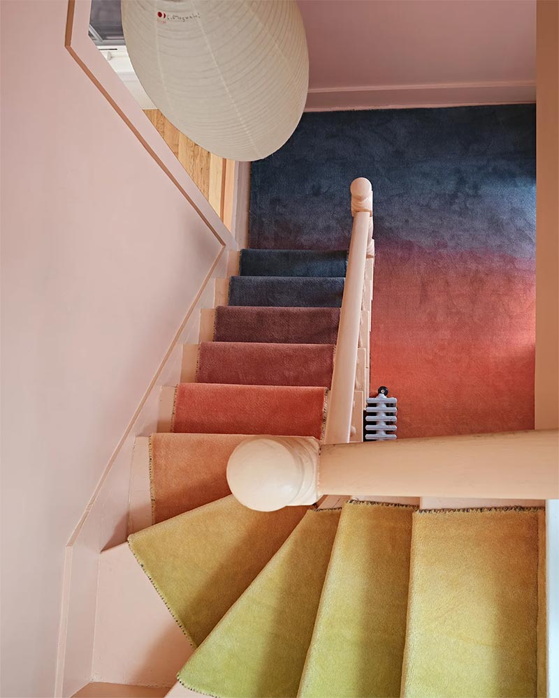 Escalier en dégradé Pieces Homes dans leur airbnb Kennebunk house