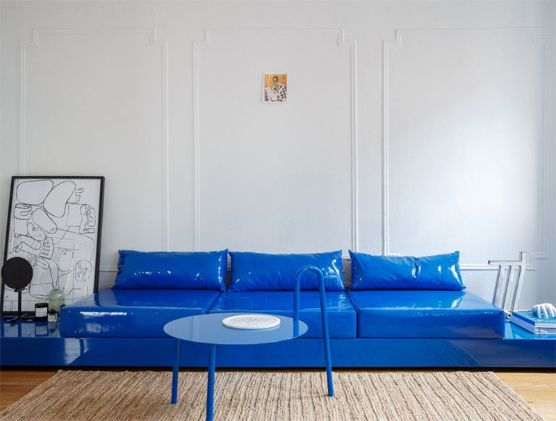 L'appartement d'Harry Nuriev à Brooklyn avec un canapé en simili cuir bleu électrique