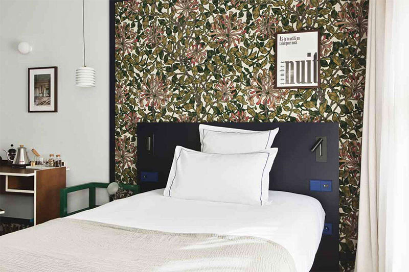 Les chambres de l'hôtel Rosalie Paris13, papier peint à fleurs et design influencé des années 80/90