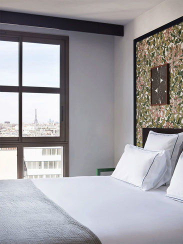 Les chambres de l'hôtel Rosalie Paris13, papier peint à fleurs et design influencé des années 80/90