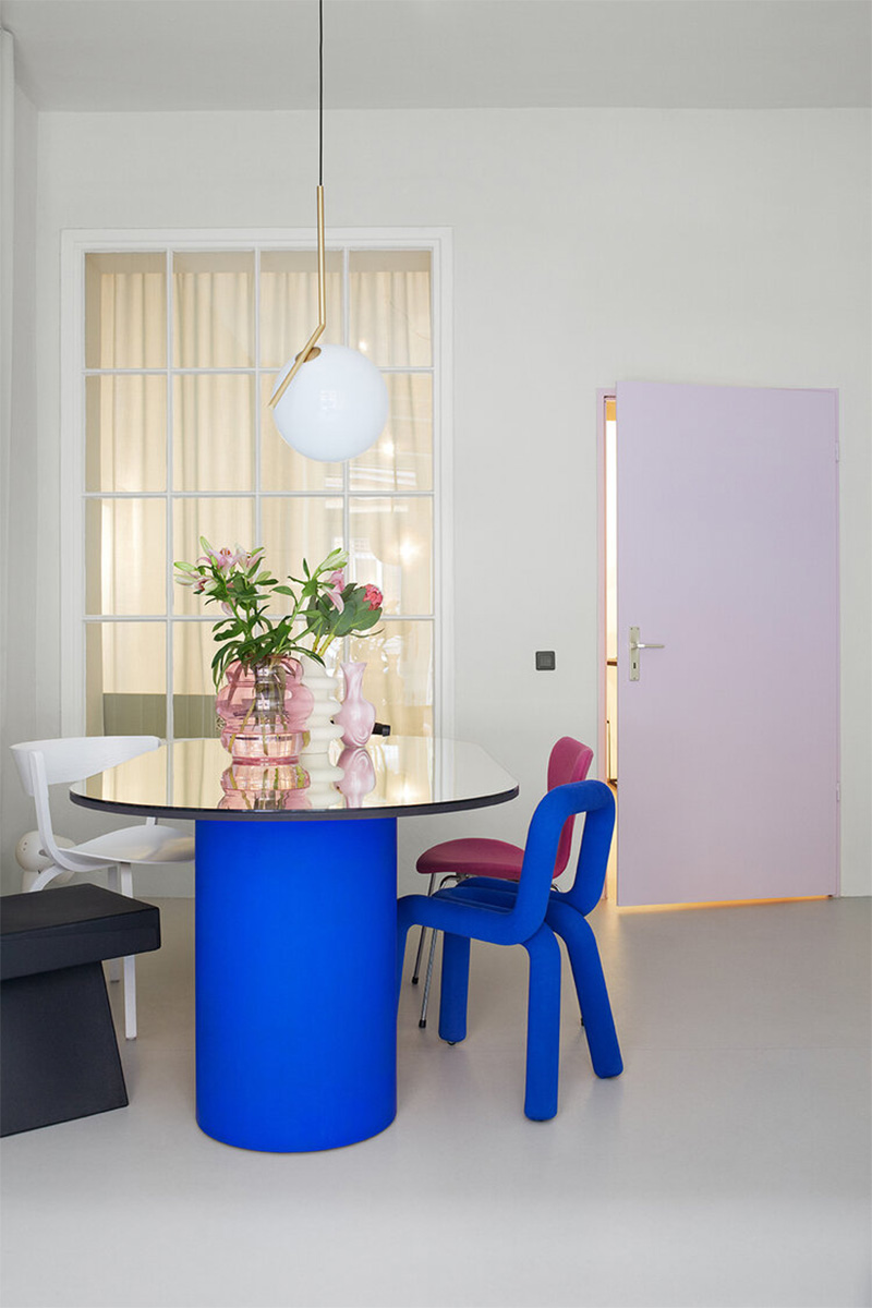Une table bleu Kein et la fameuse chaise Bold, éditée par Moustache en bleu électrique