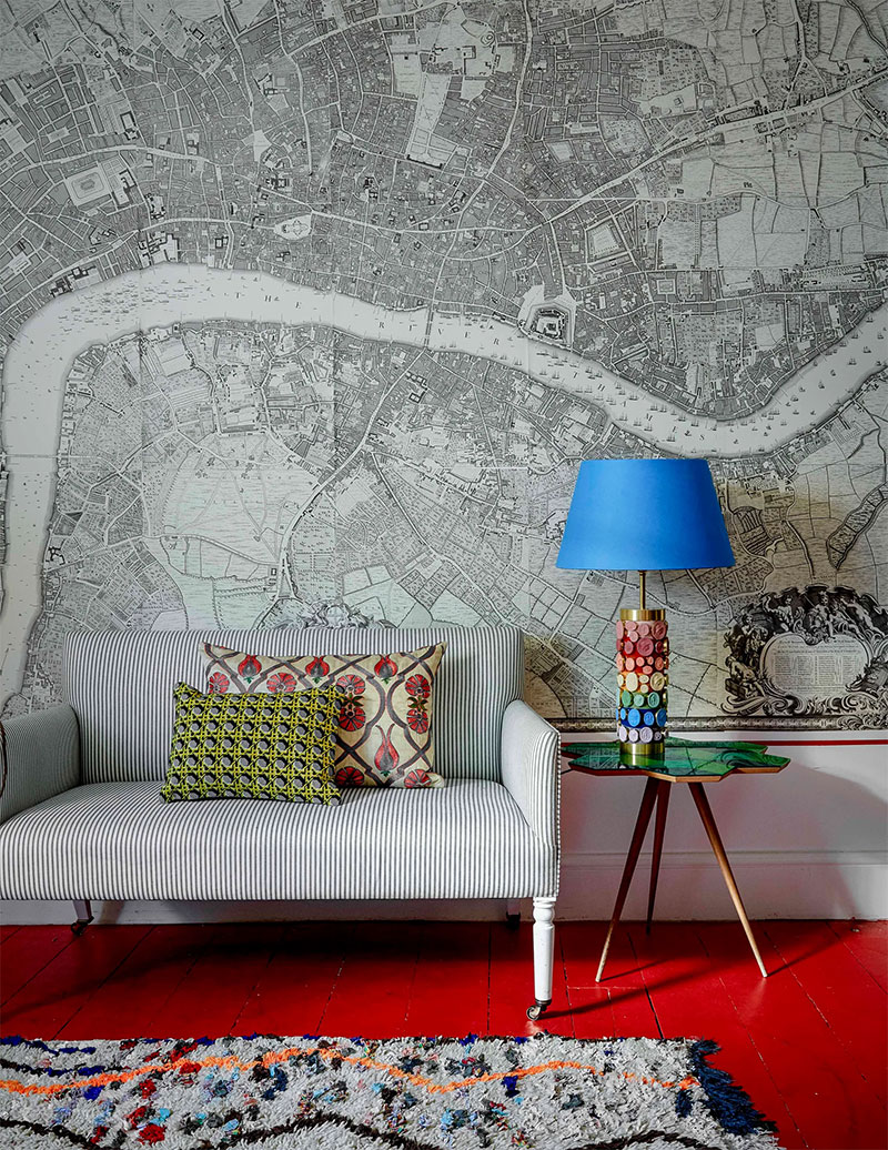 L'intérieur de l'artiste Bridie Hall à Londres avec son sol rouge vif