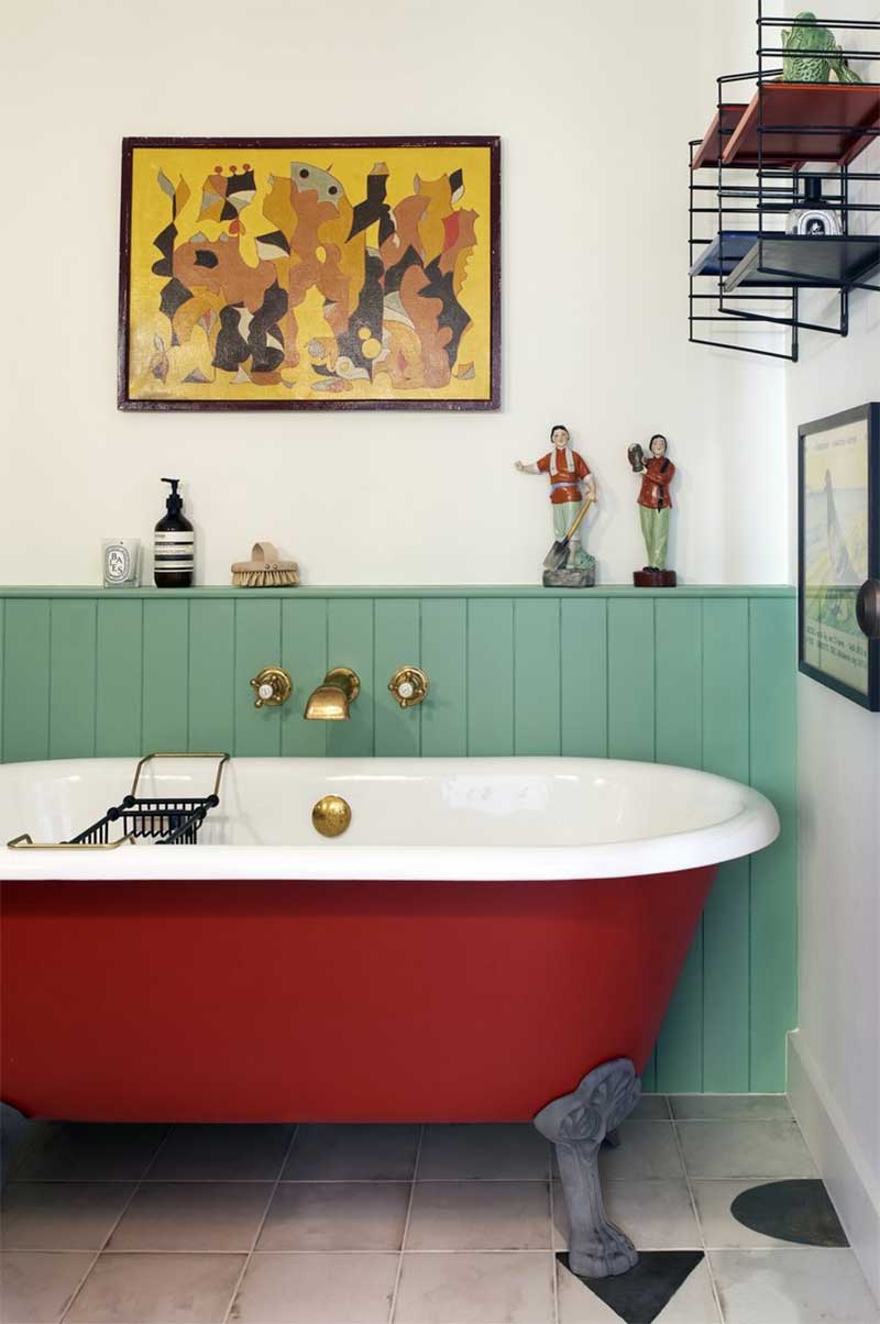 La déco à l'heure anglaise, le mix des couleurs improbables, du rouge et du vert pour cette salle de bains