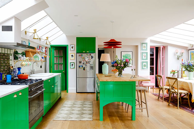 Une cuisine en vert fluo à la sauce anglaise // L'intérieur de Rosi de Ruig à Londres