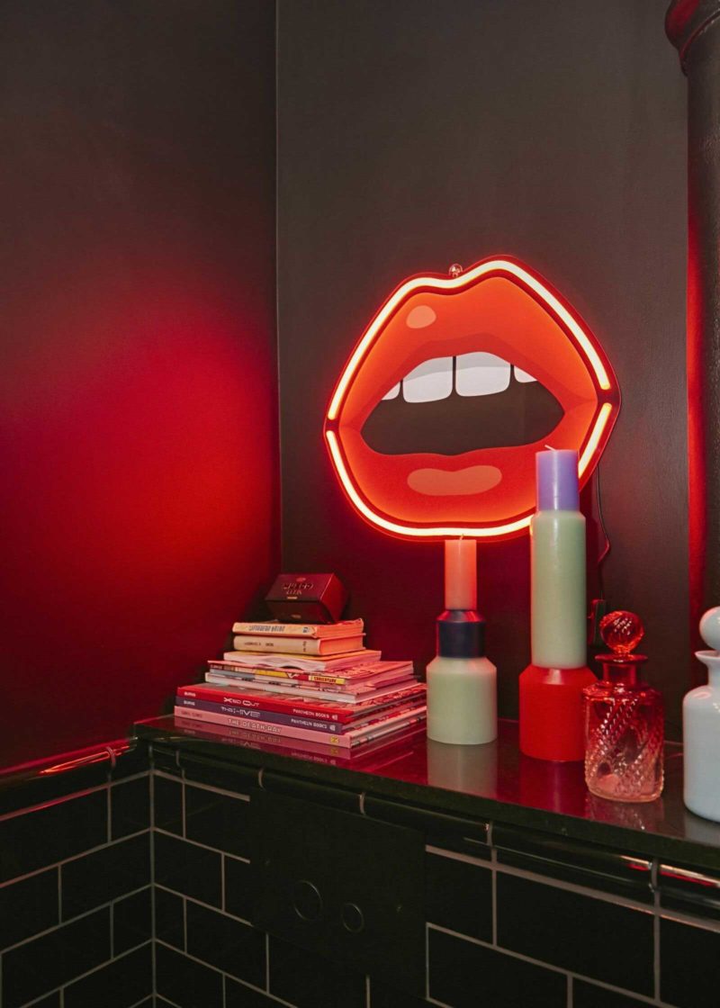 L'intérieur de Tomas Skoging à Stockholm - Un néon bouche pour kistchiser la salle de bains