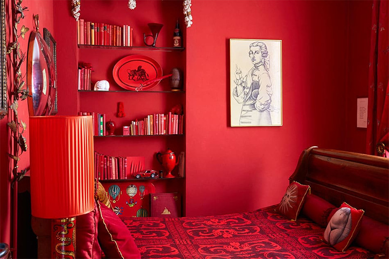 Une chambre rouge, inspirée du boudoir de la maison familiale de Côme
